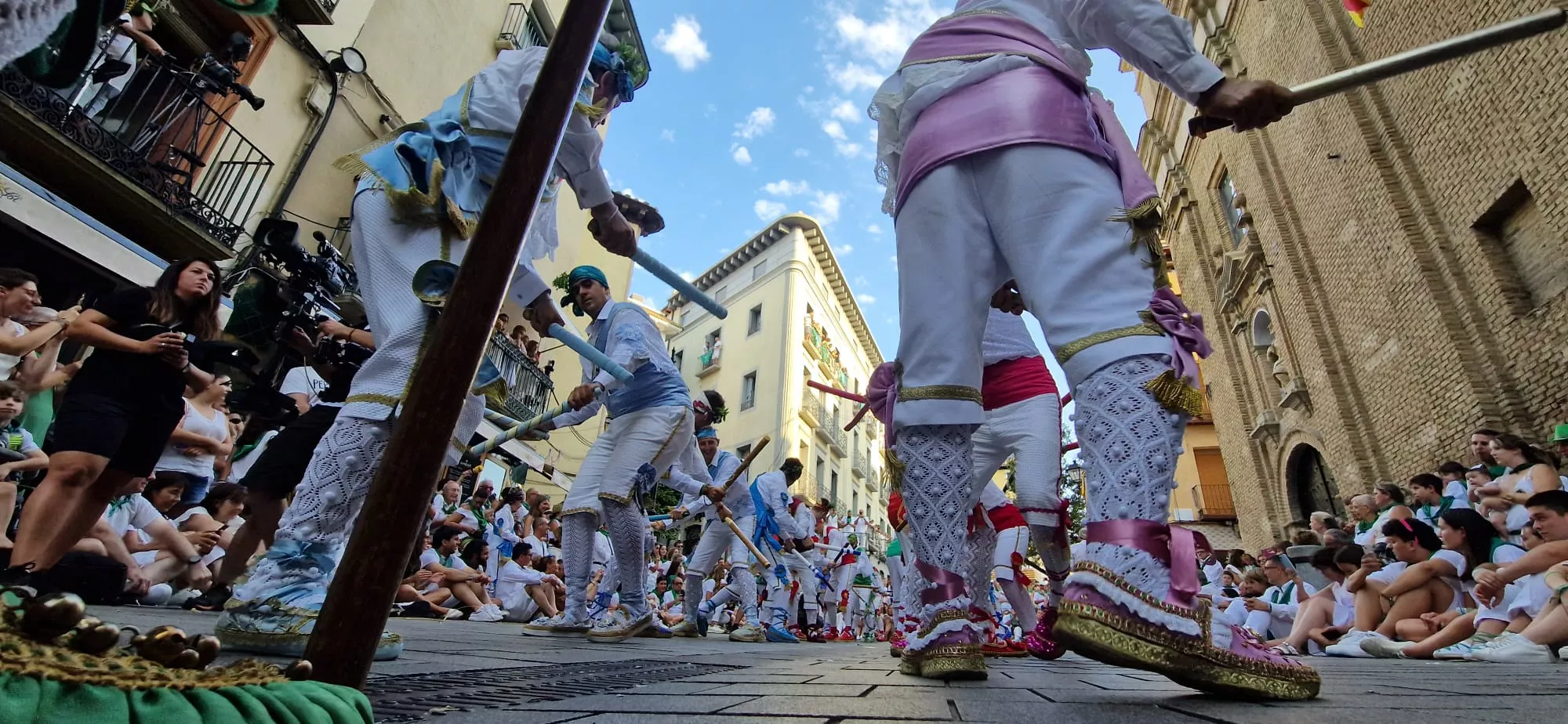Danzantes la mañana del día 10 de agosto. Foto Myriam Martínez