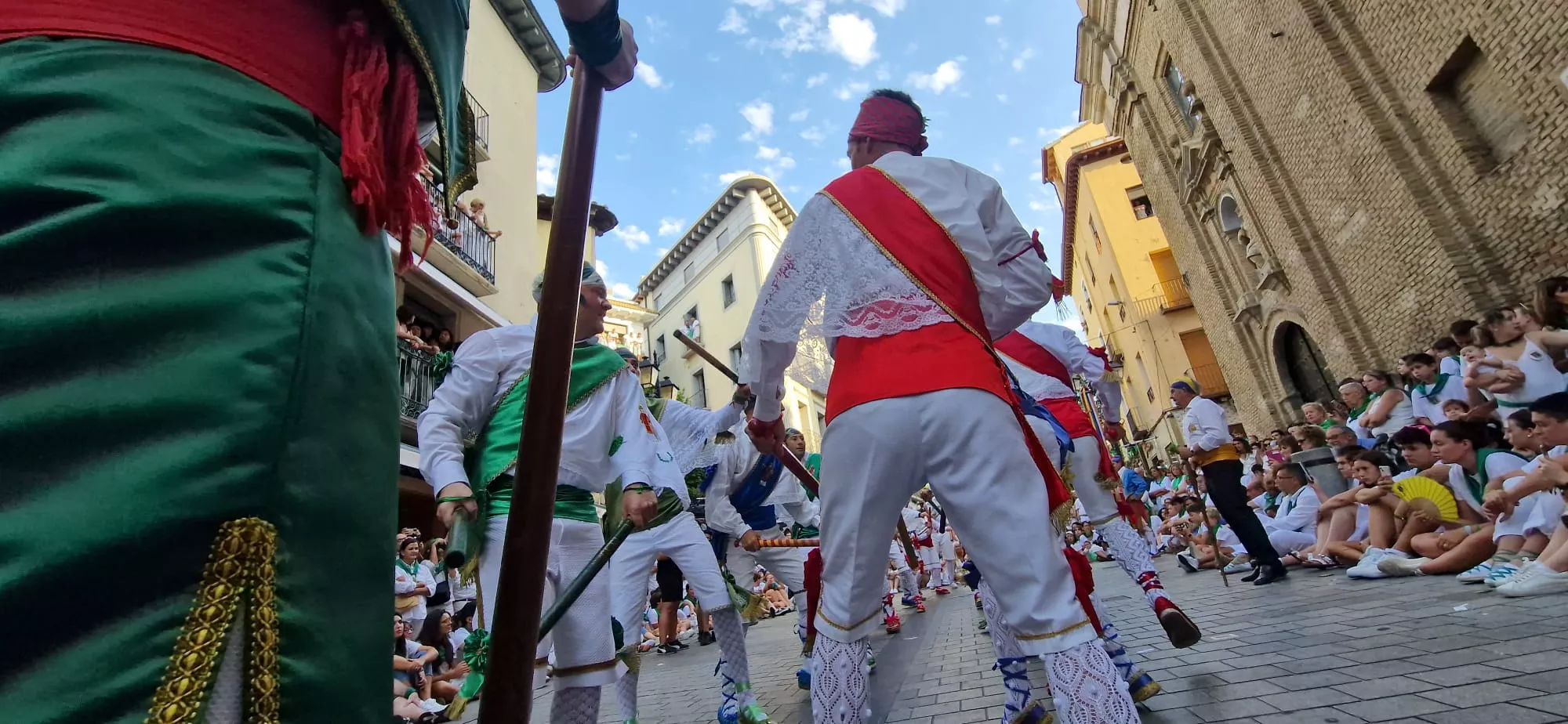 Danzantes la mañana del día 10 de agosto. Foto Myriam Martínez