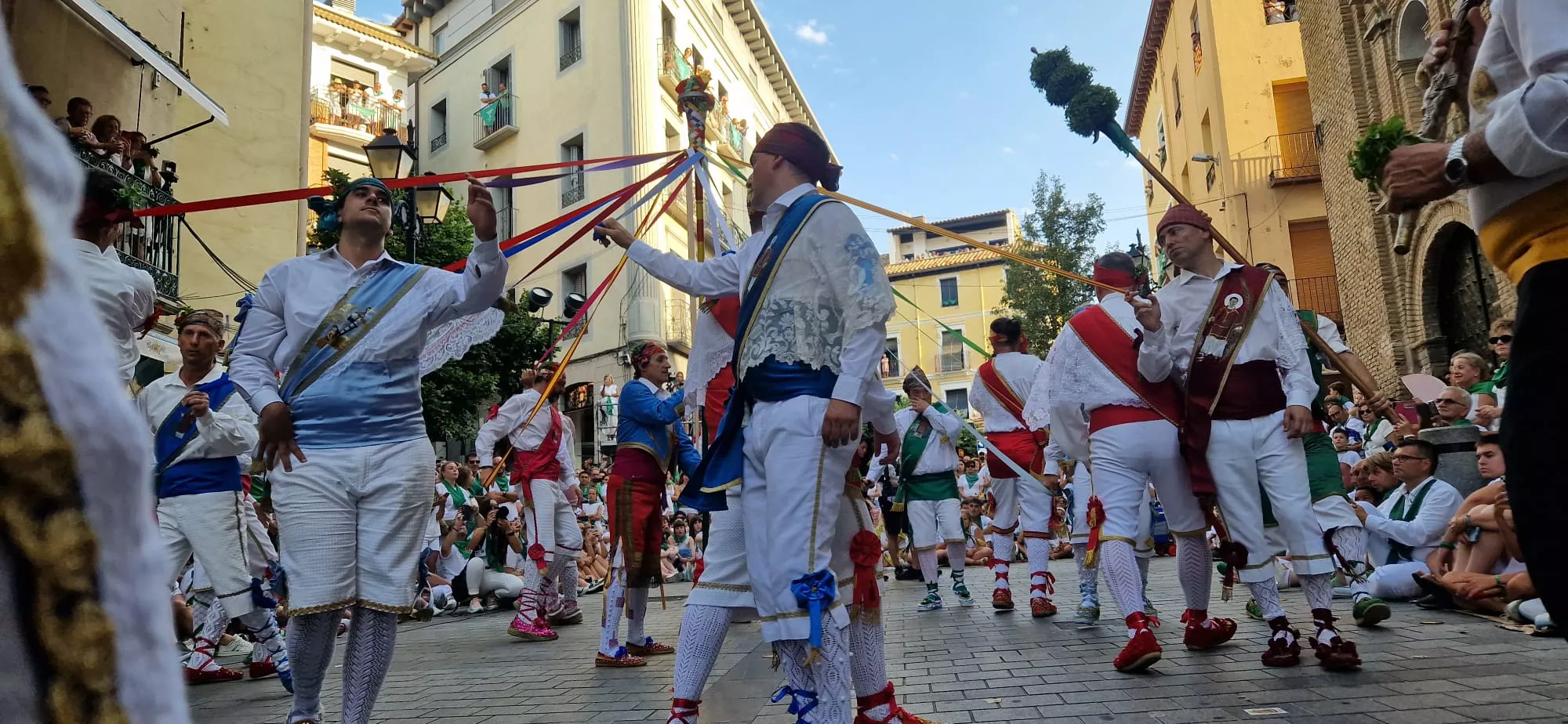 Danzantes la mañana del día 10 de agosto. Foto Myriam Martínez