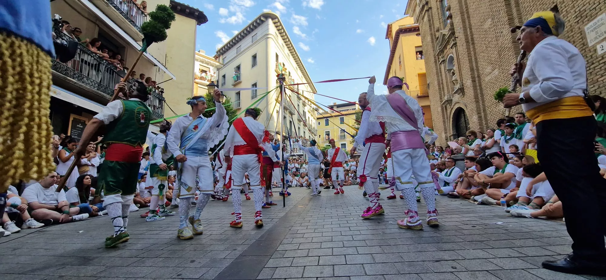 Danzantes la mañana del día 10 de agosto. Foto Myriam Martínez