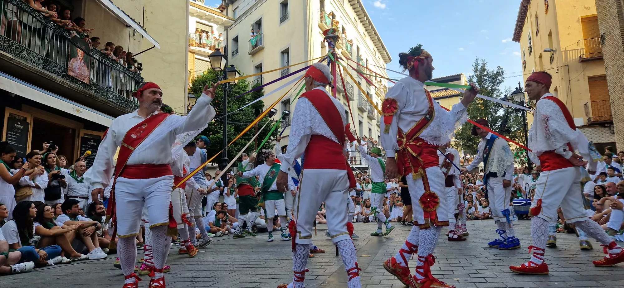 Danzantes la mañana del día 10 de agosto. Foto Myriam Martínez