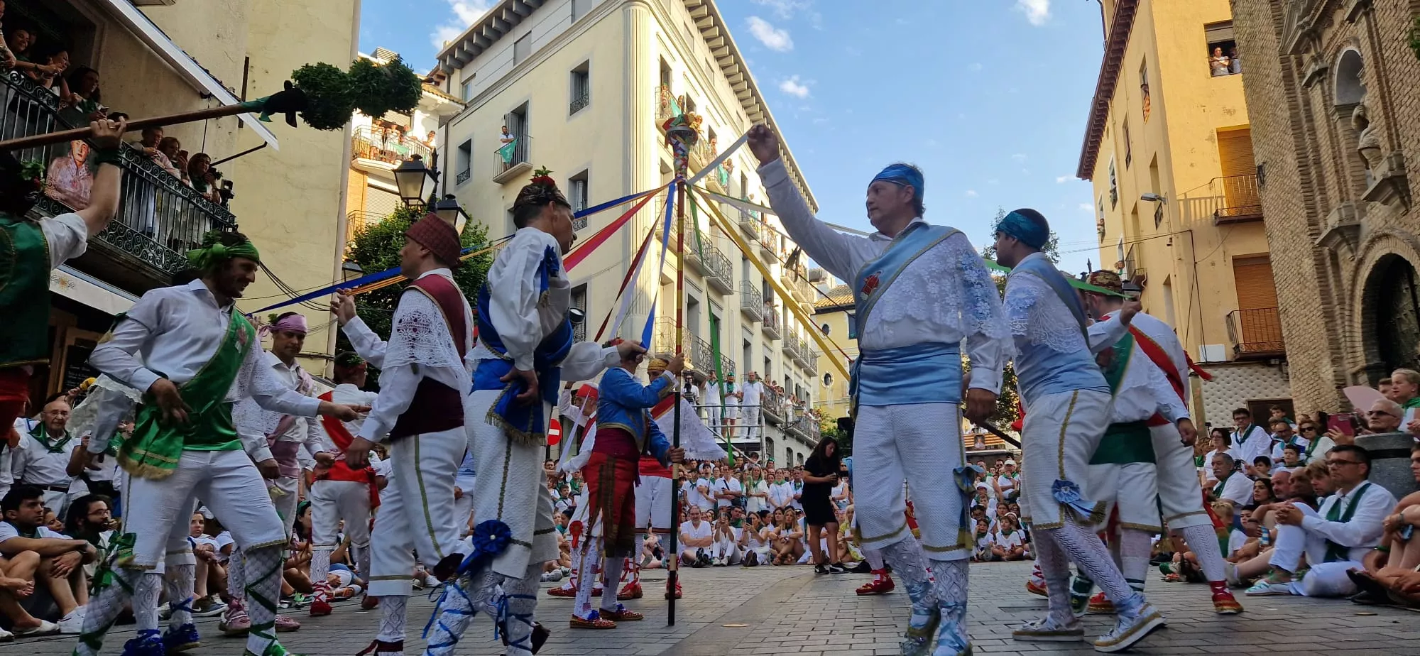 Danzantes la mañana del día 10 de agosto. Foto Myriam Martínez