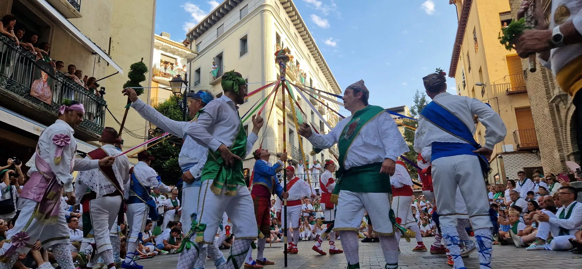 Danzantes la mañana del día 10 de agosto. Foto Myriam Martínez