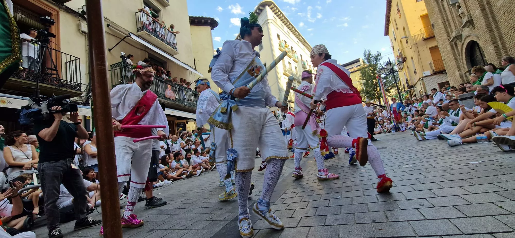 Danzantes la mañana del día 10 de agosto. Foto Myriam Martínez
