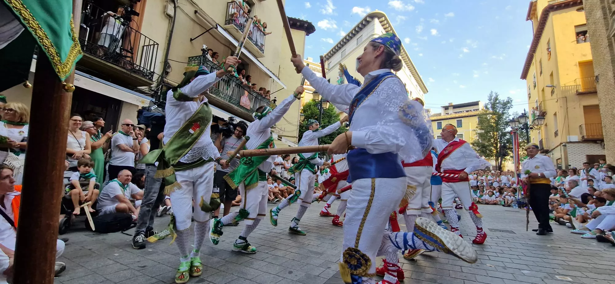 Danzantes la mañana del día 10 de agosto. Foto Myriam Martínez