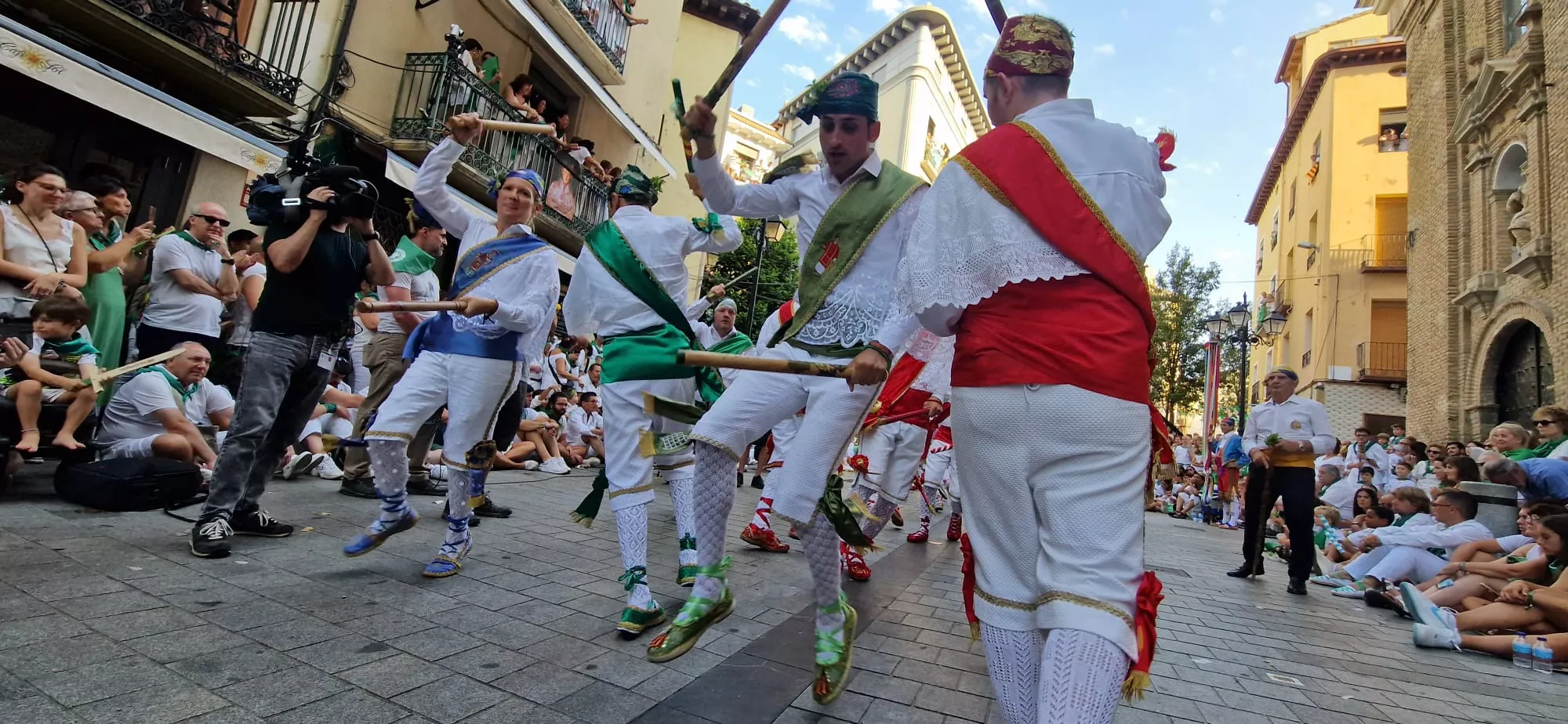 Danzantes la mañana del día 10 de agosto. Foto Myriam Martínez