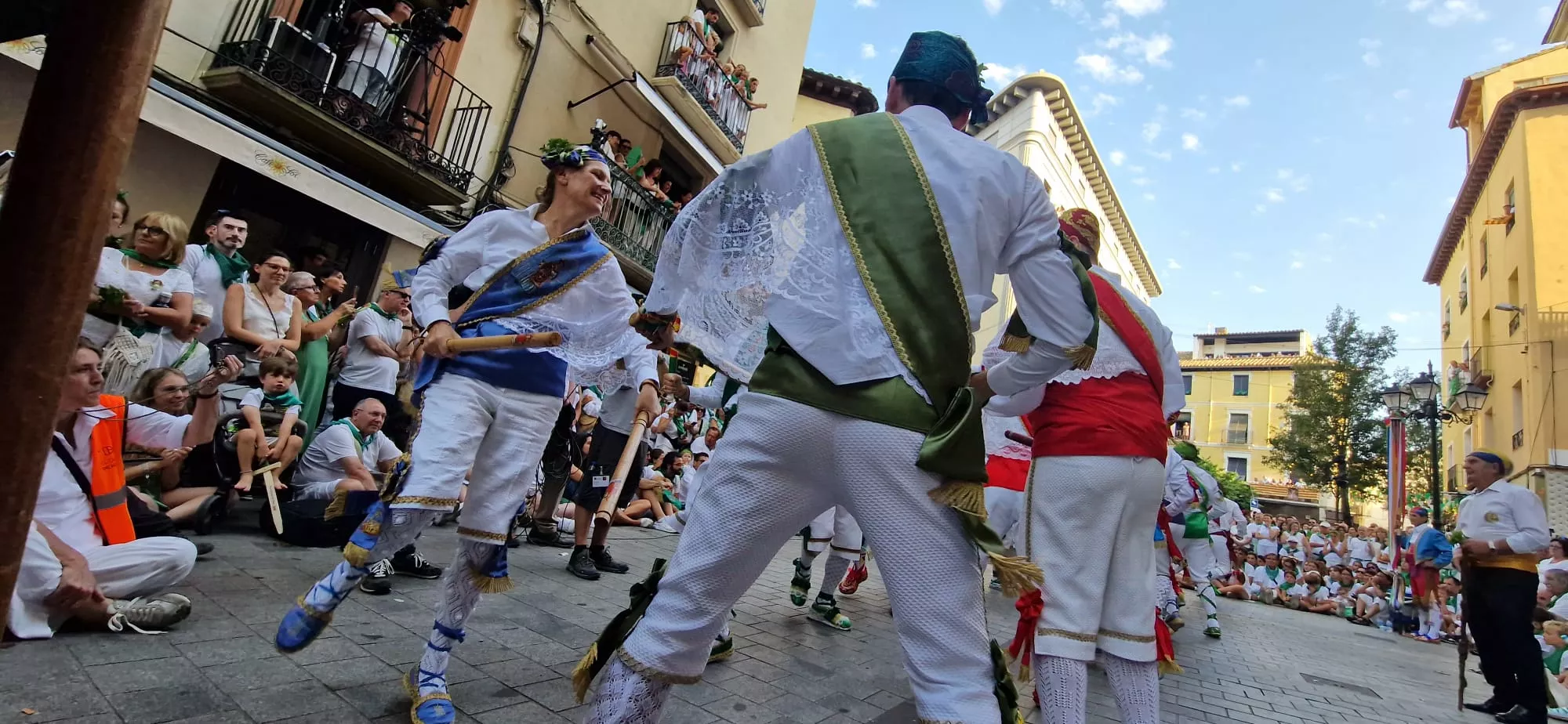 Danzantes la mañana del día 10 de agosto. Foto Myriam Martínez