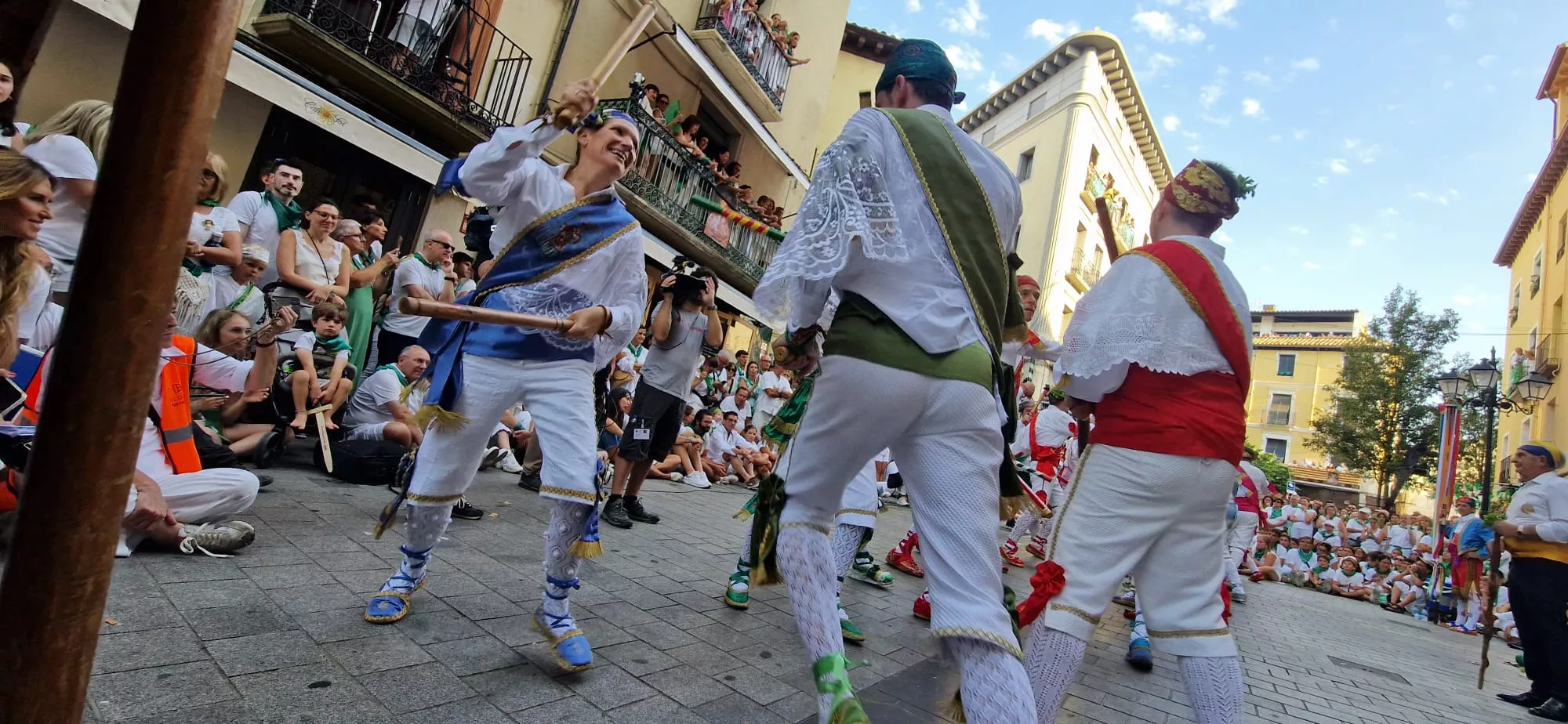 Danzantes la mañana del día 10 de agosto. Foto Myriam Martínez