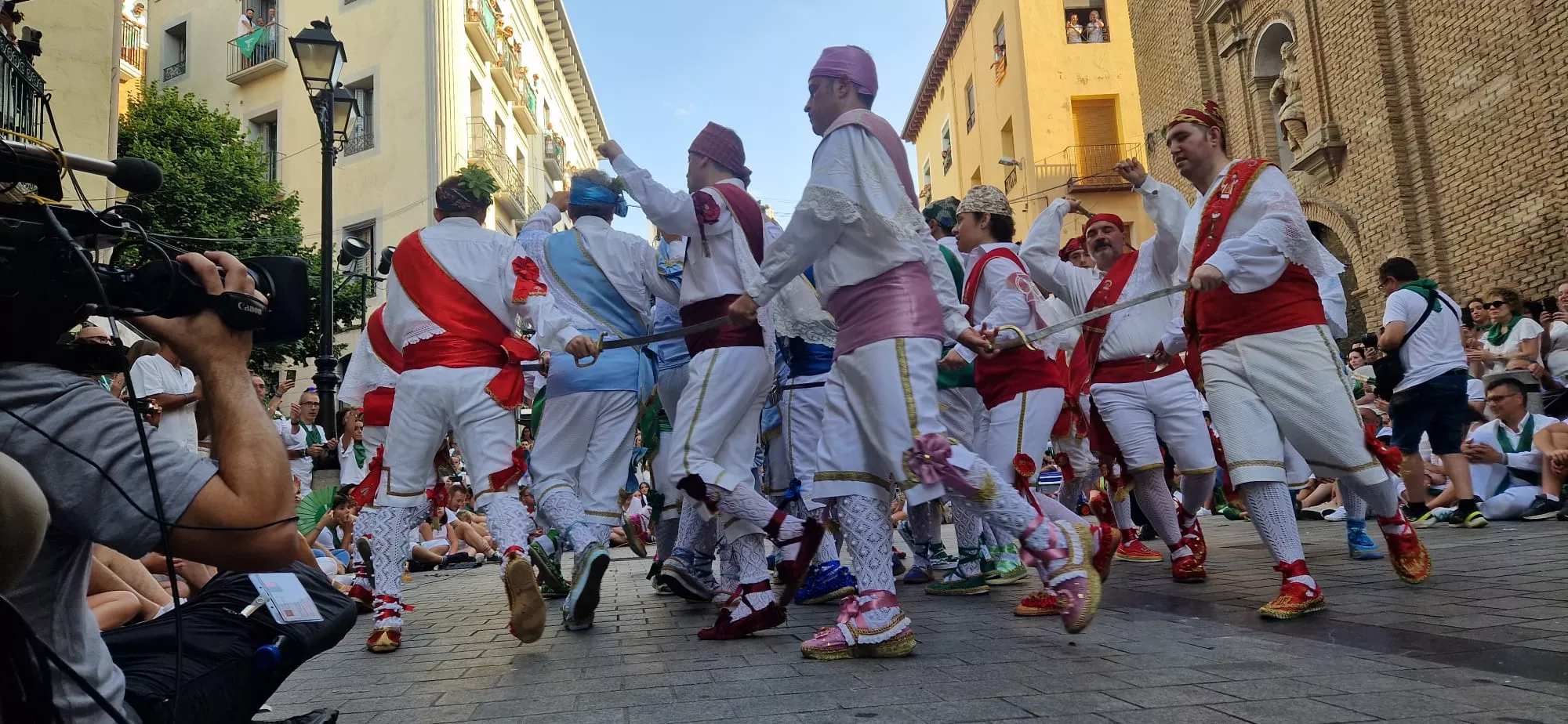 Danzantes la mañana del día 10 de agosto. Foto Myriam Martínez