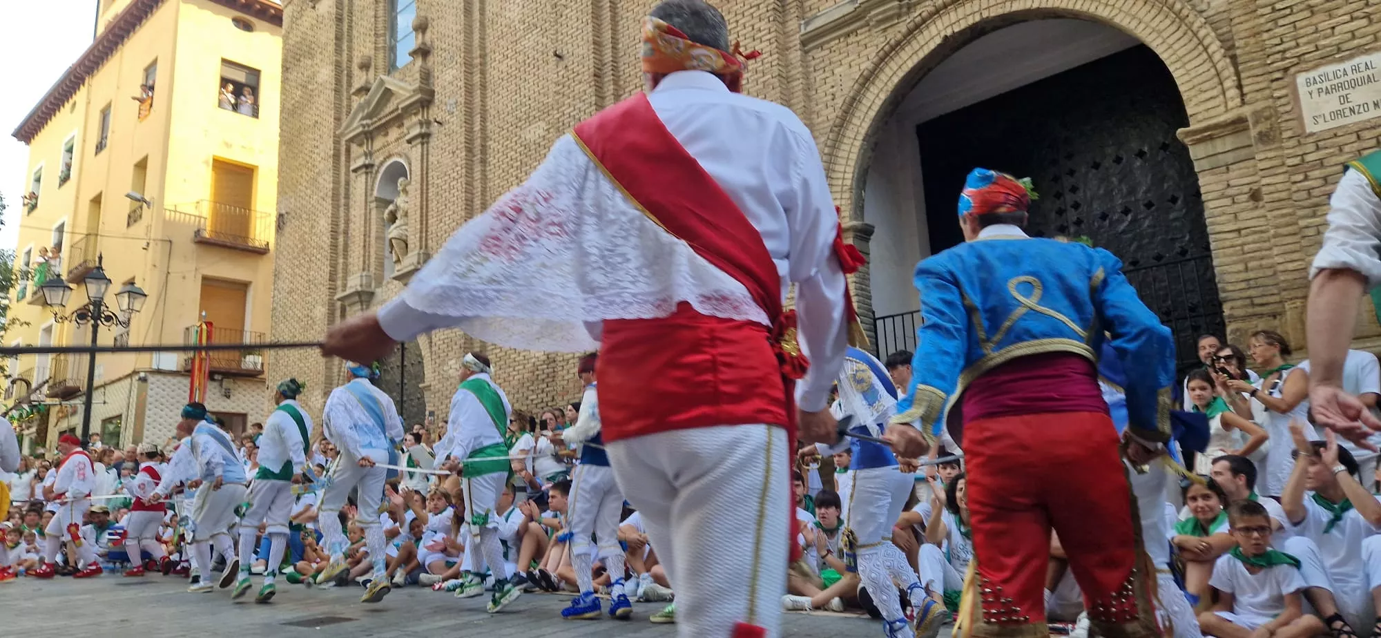 Danzantes la mañana del día 10 de agosto. Foto Myriam Martínez