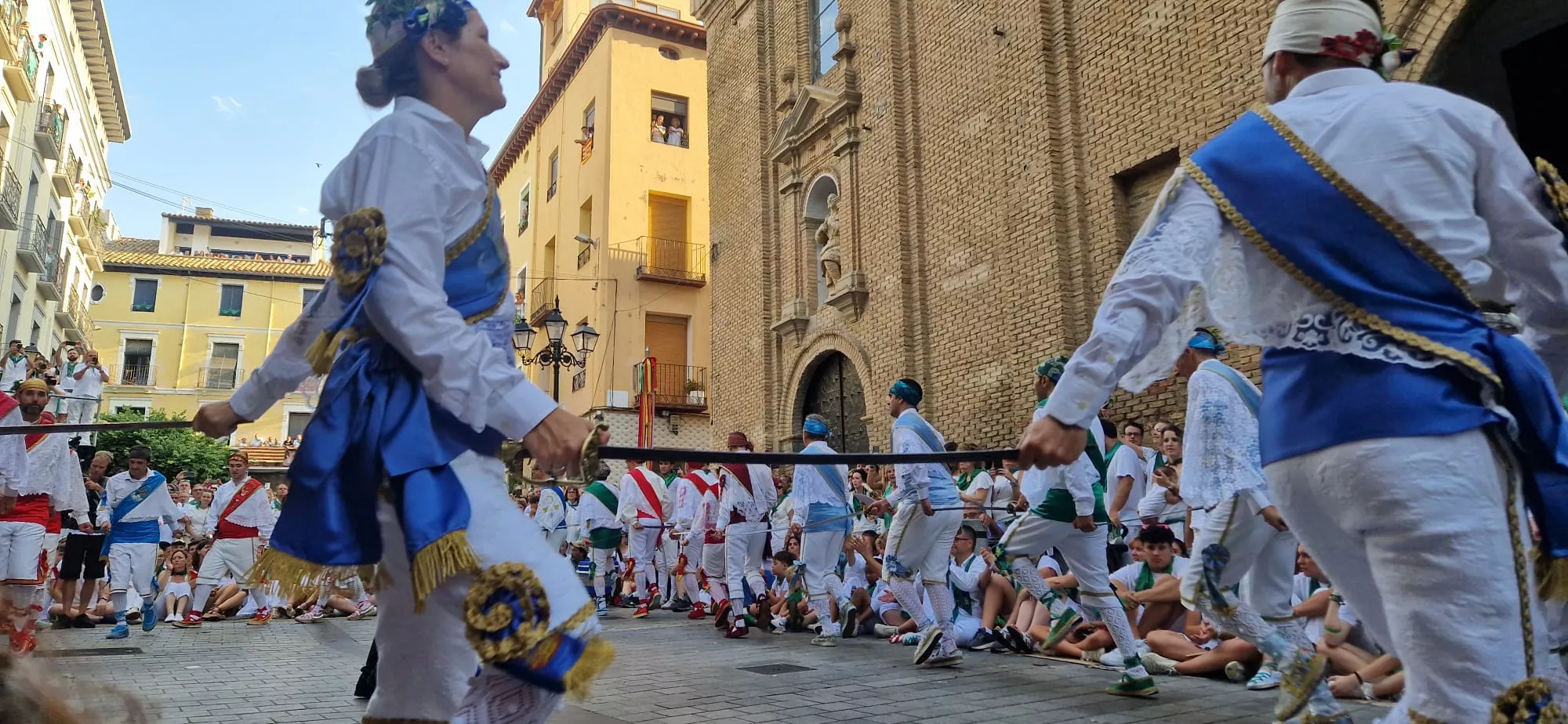 Danzantes la mañana del día 10 de agosto. Foto Myriam Martínez