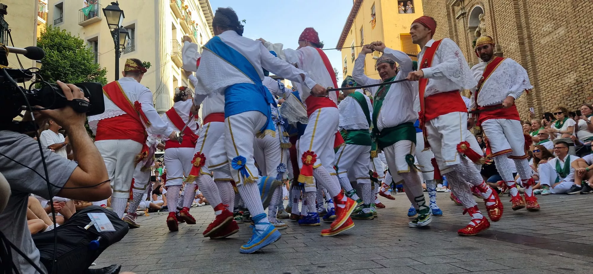 Danzantes la mañana del día 10 de agosto. Foto Myriam Martínez