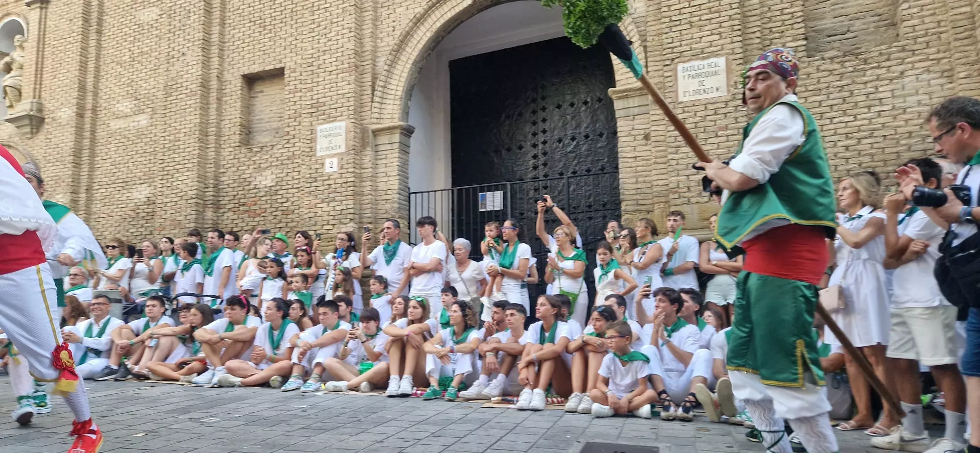 Danzantes la mañana del día 10 de agosto. Foto Myriam Martínez