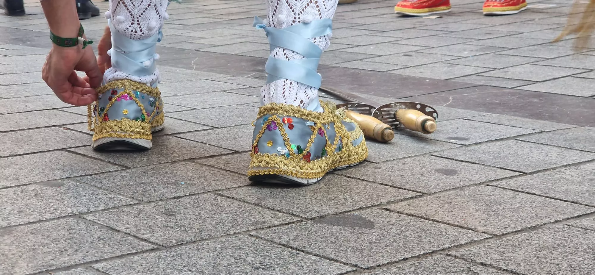 Danzantes la mañana del día 10 de agosto. Foto Myriam Martínez