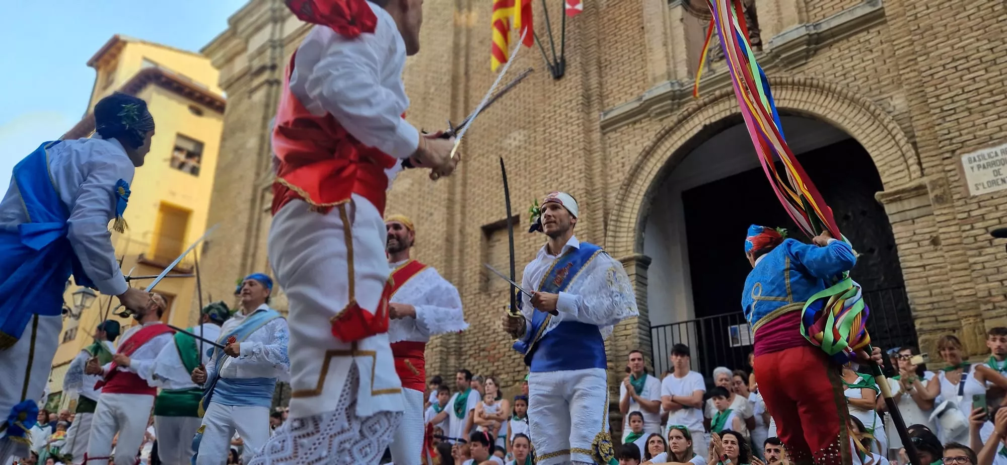 Danzantes la mañana del día 10 de agosto. Foto Myriam Martínez