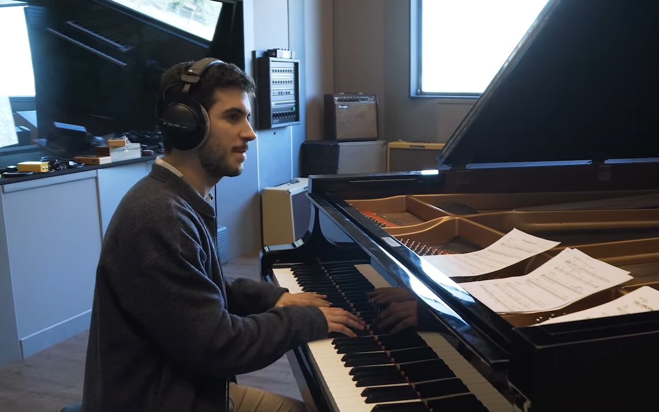 Alejandro Esperanza interpreta 'Respira' del album 'Olivos'. Alejandro Esperanza interpreta 'Respira' del album 'Olivos'.