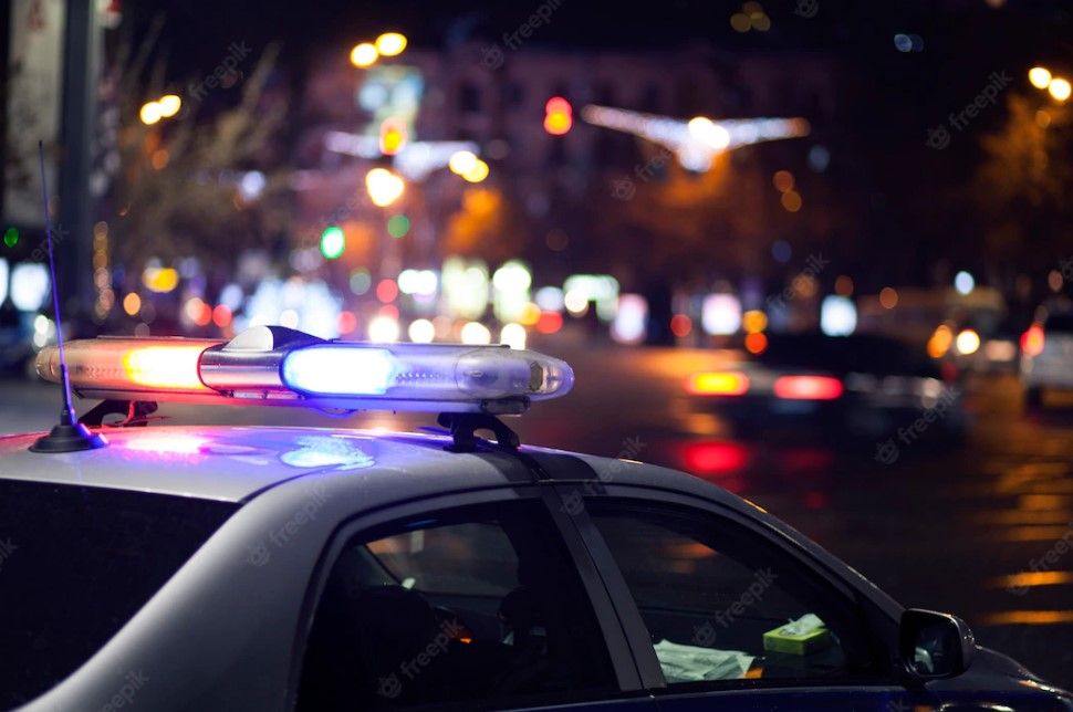 La Policía Nacional se encontró con los dos delincuentes cuando se deshacían de un objeto.