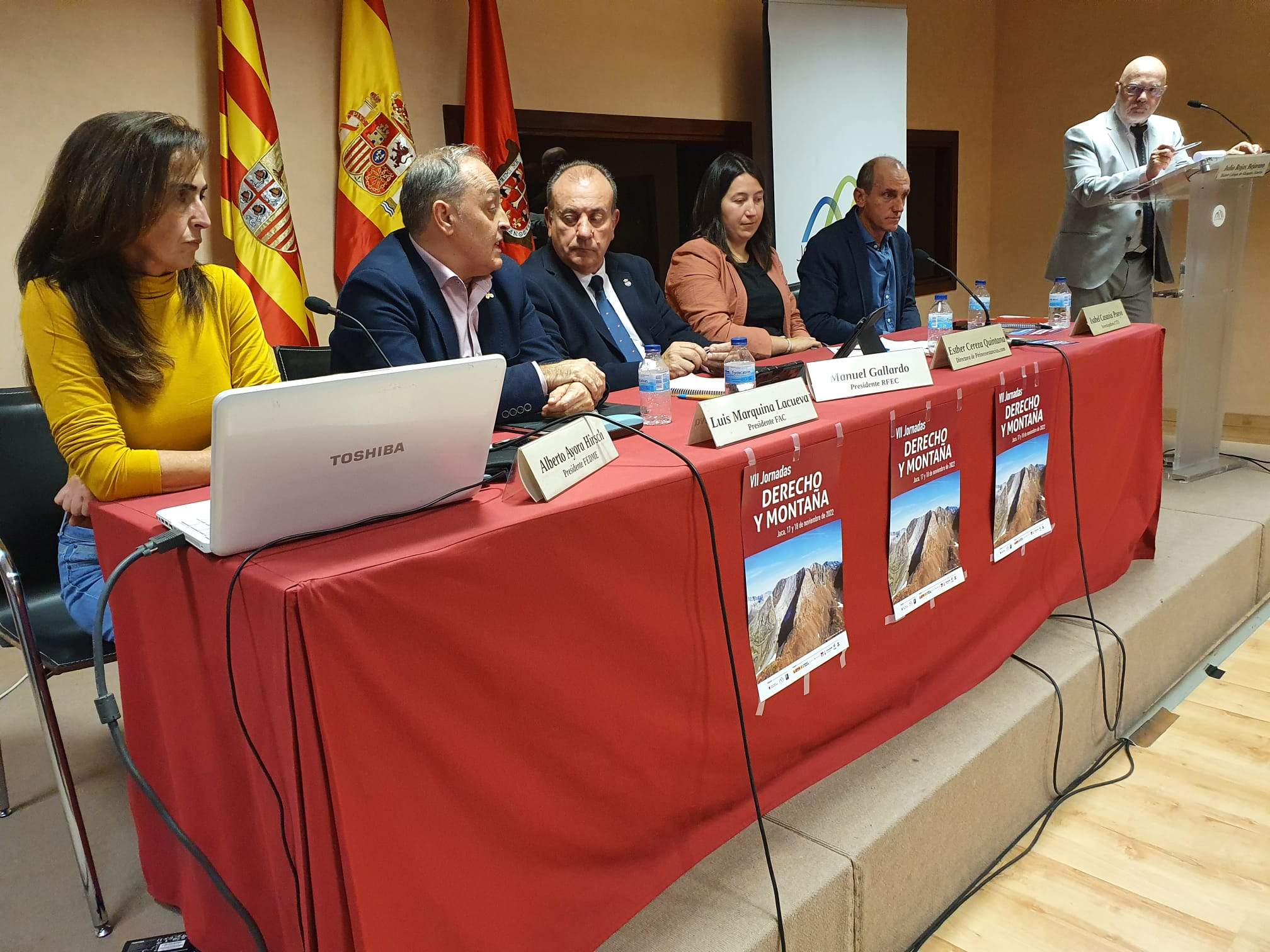 Mesa debate sobre los usos compartidos en el medio natural, en las VII Jornadas Derecho y Montaña