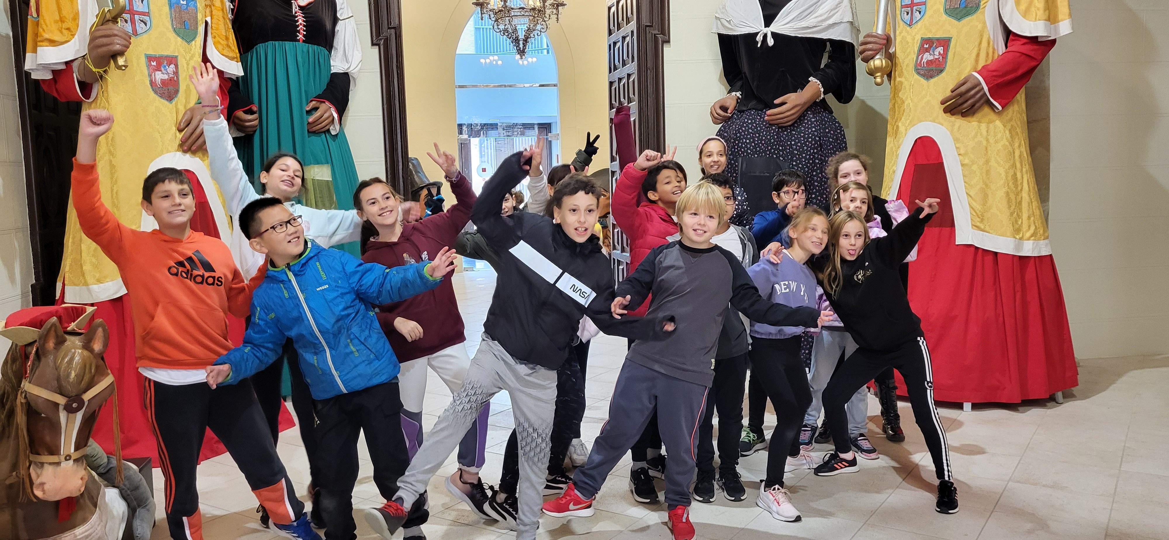 Los alumnos participantes en la lectura de los derechos de los niños y las niñas