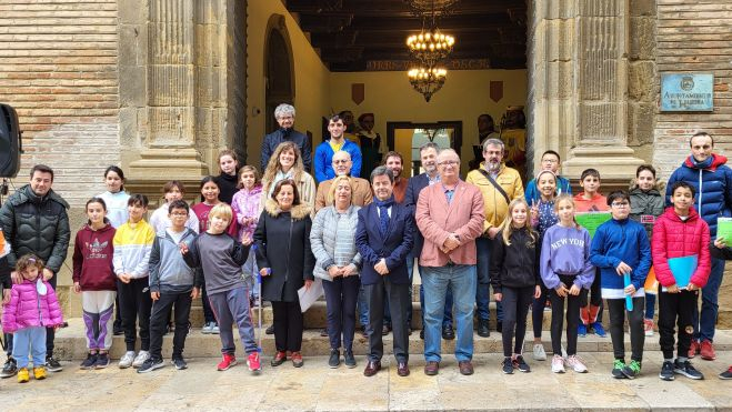 Participantes en el acto que se ha celebrado en la puerta del Ayuntamiento de Huesca