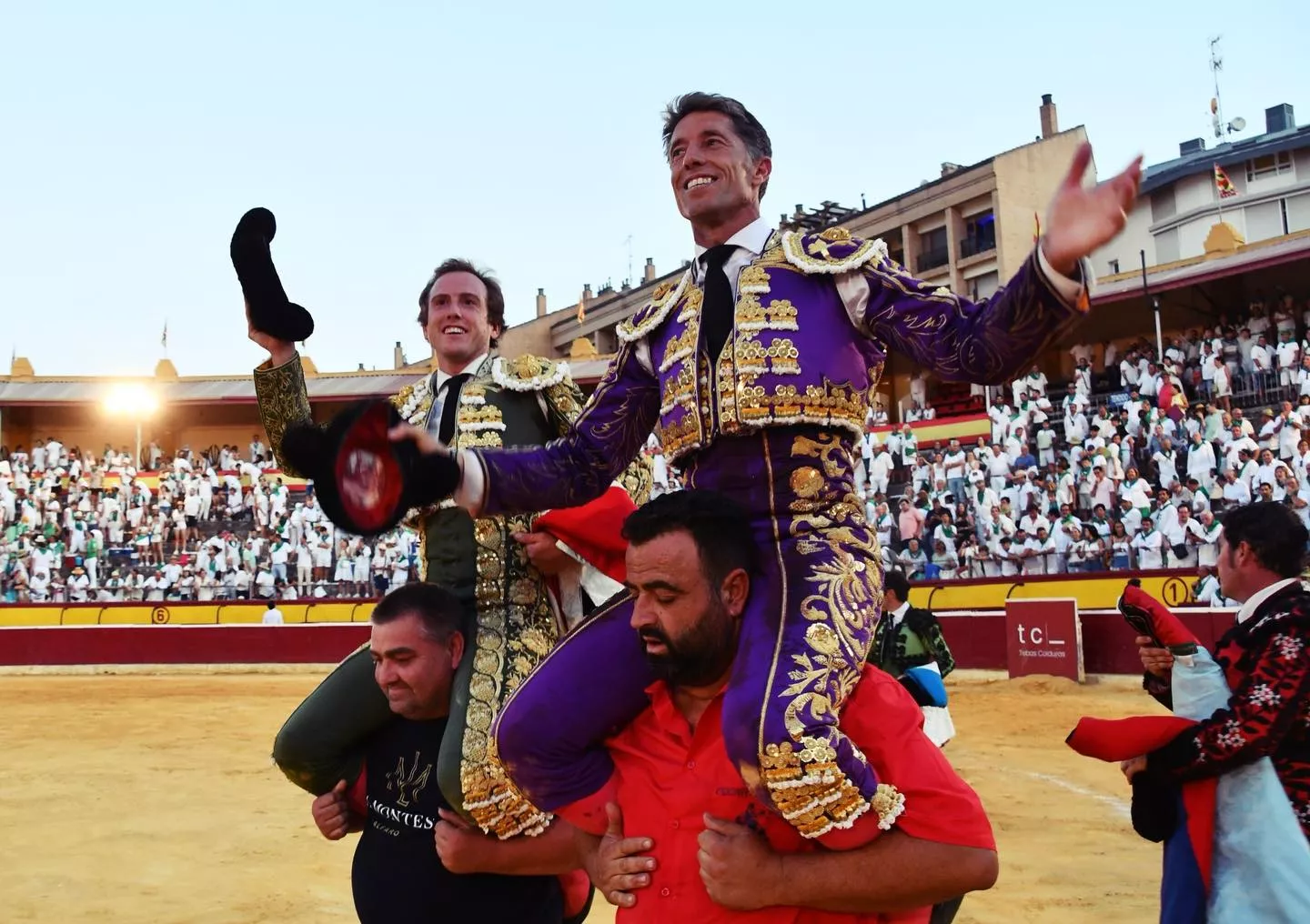 Entre el triunfo y el ‘ni fu ni fa’: Escribano y Román abren la puerta grande en Huesca