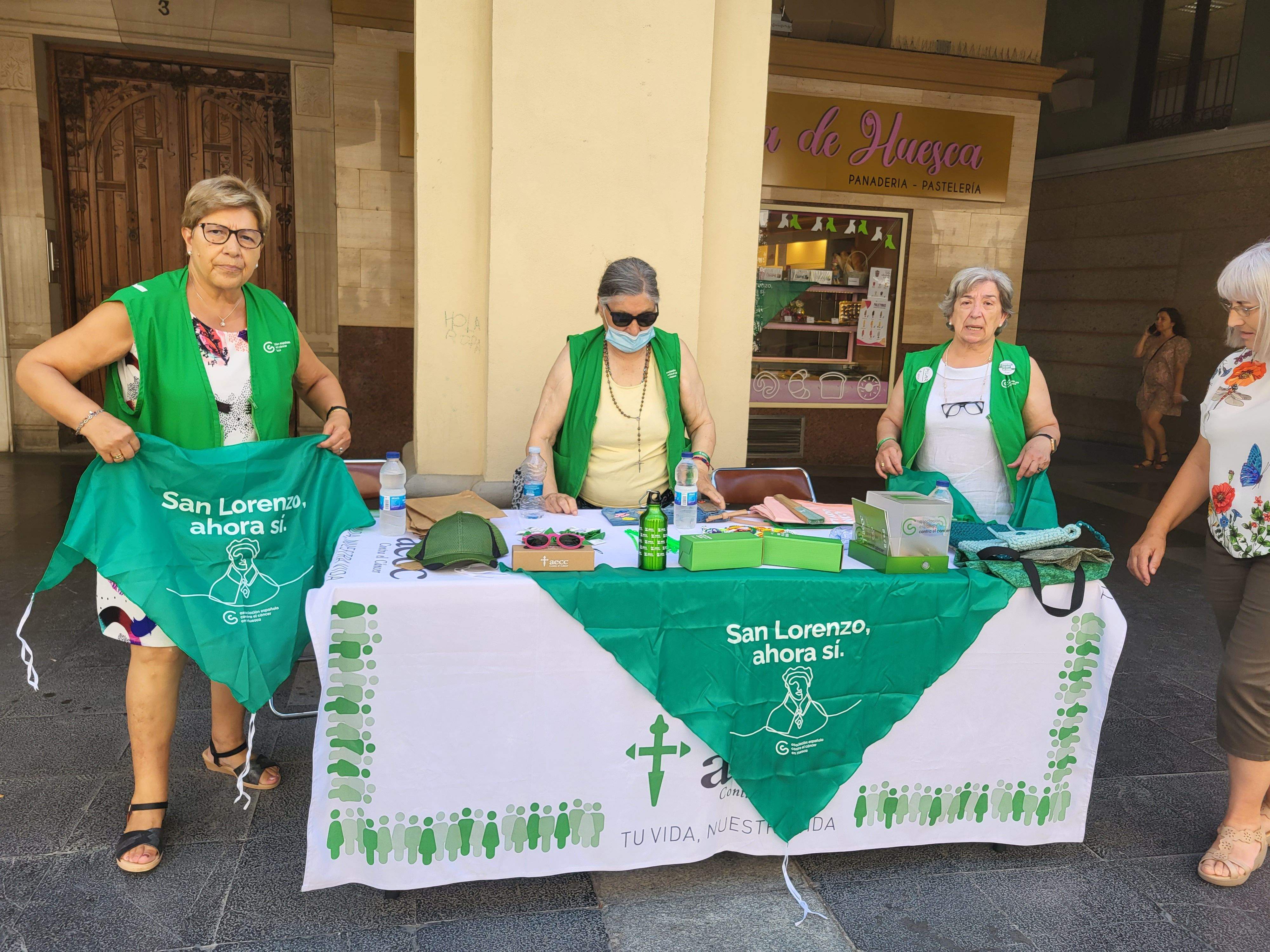 Voluntarias de la Asociación Española contra el Cáncer de Huesca venden pañoletas para San Lorenzo Voluntarias de la Asociación Española contra el Cáncer de Huesca venden pañoletas para San Lorenzo