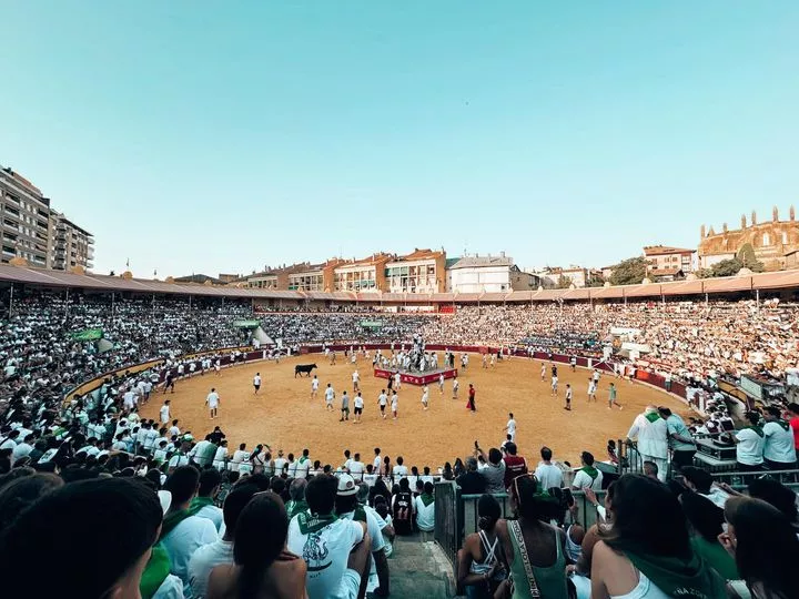 Multitudinaria primera mañana vaquillera en Huesca. Foto: Tauroemoción