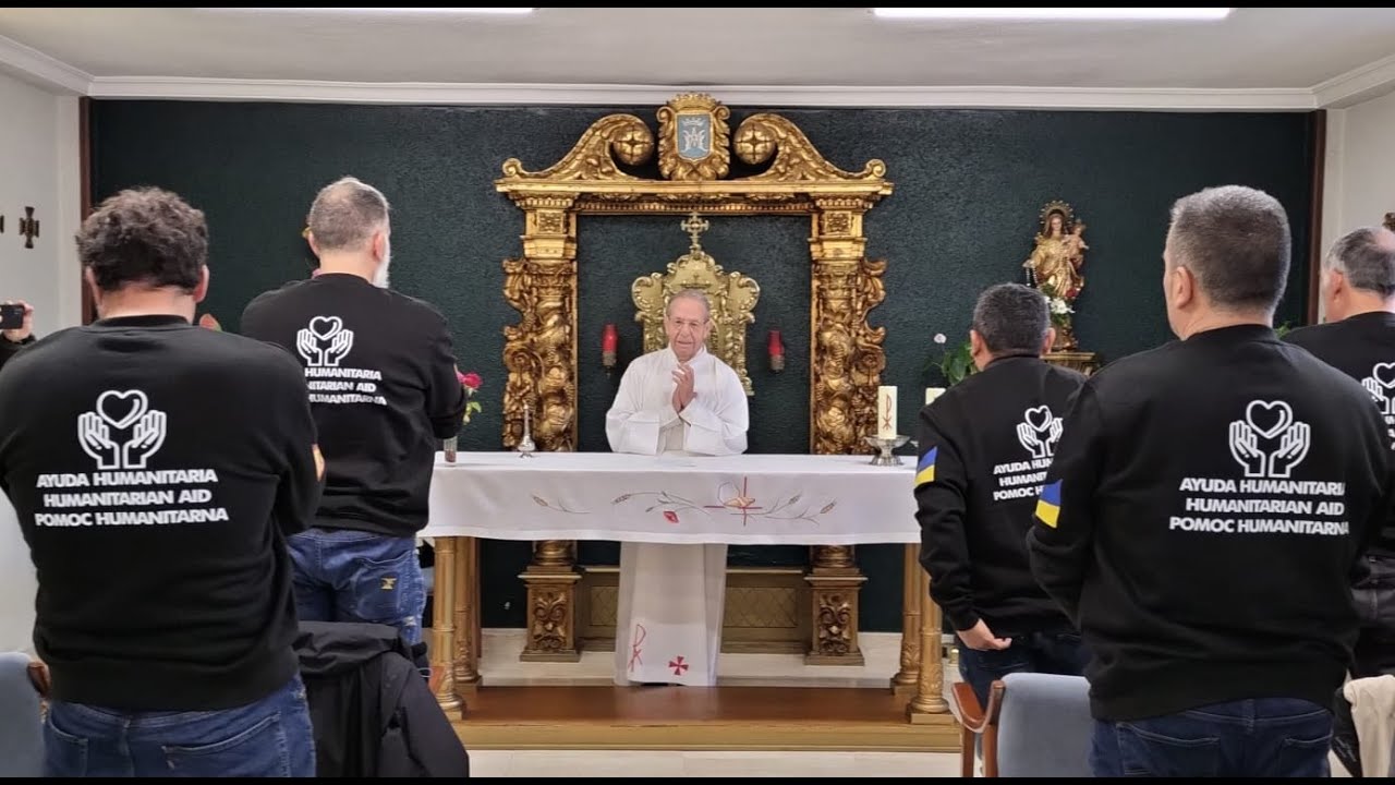 El sacerdote Macario Olivera bendice a la expedición Pirineo-Ucrania antes de su partida.