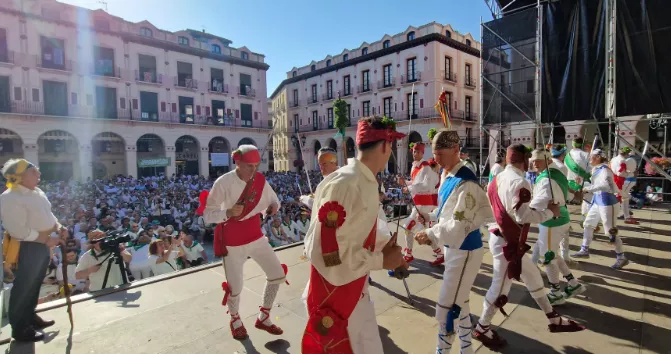 Los Danzantes en la Fiesta del Mercado del Comercio oscense.