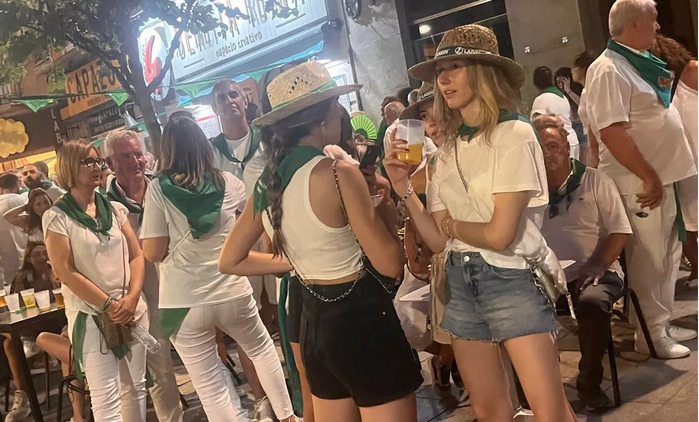 Salida de la plaza de toros con la Banda de Música y las charangas de las Peñas. Foto Mercedes Manterola