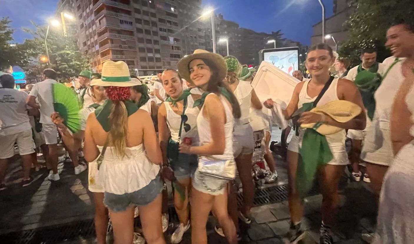 Salida de la plaza de toros con la Banda de Música y las charangas de las Peñas. Foto Mercedes Manterola