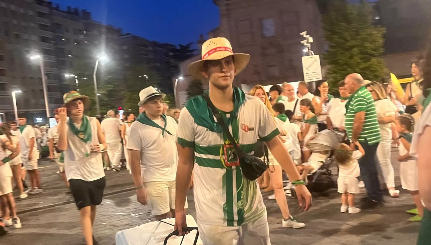 Salida de la plaza de toros con la Banda de Música y las charangas de las Peñas. Foto Mercedes Manterola