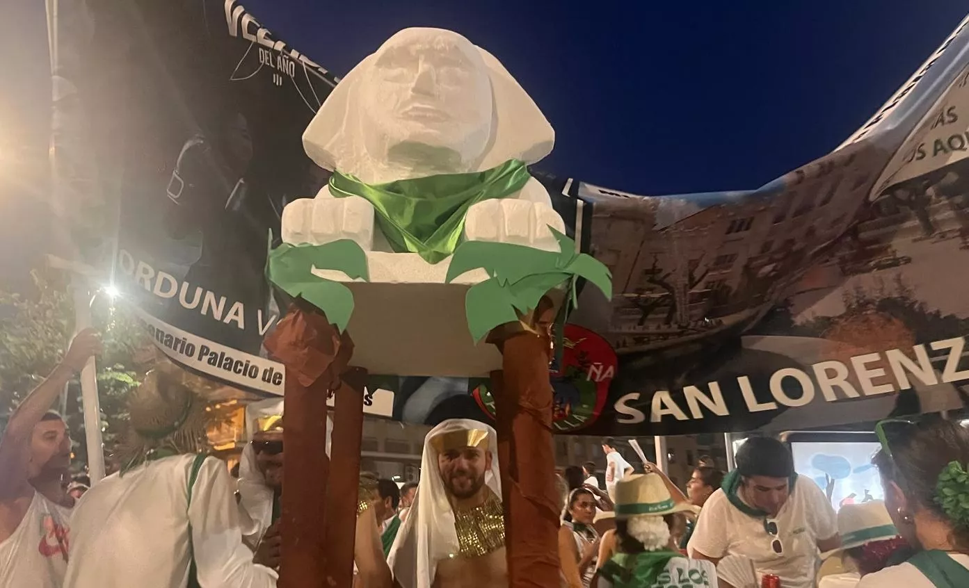 Salida de la plaza de toros con la Banda de Música y las charangas de las Peñas. Foto Mercedes Manterola
