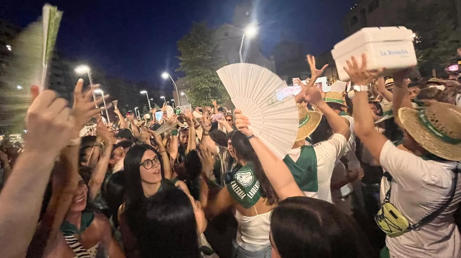 Salida de la plaza de toros con la Banda de Música y las charangas de las Peñas. Foto Mercedes Manterola