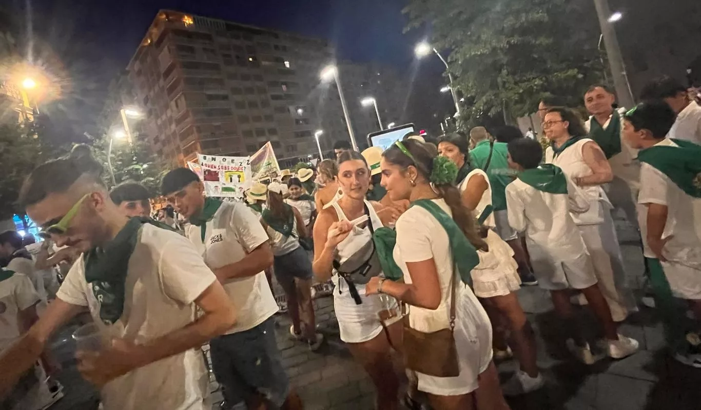 Salida de la plaza de toros con la Banda de Música y las charangas de las Peñas. Foto Mercedes Manterola