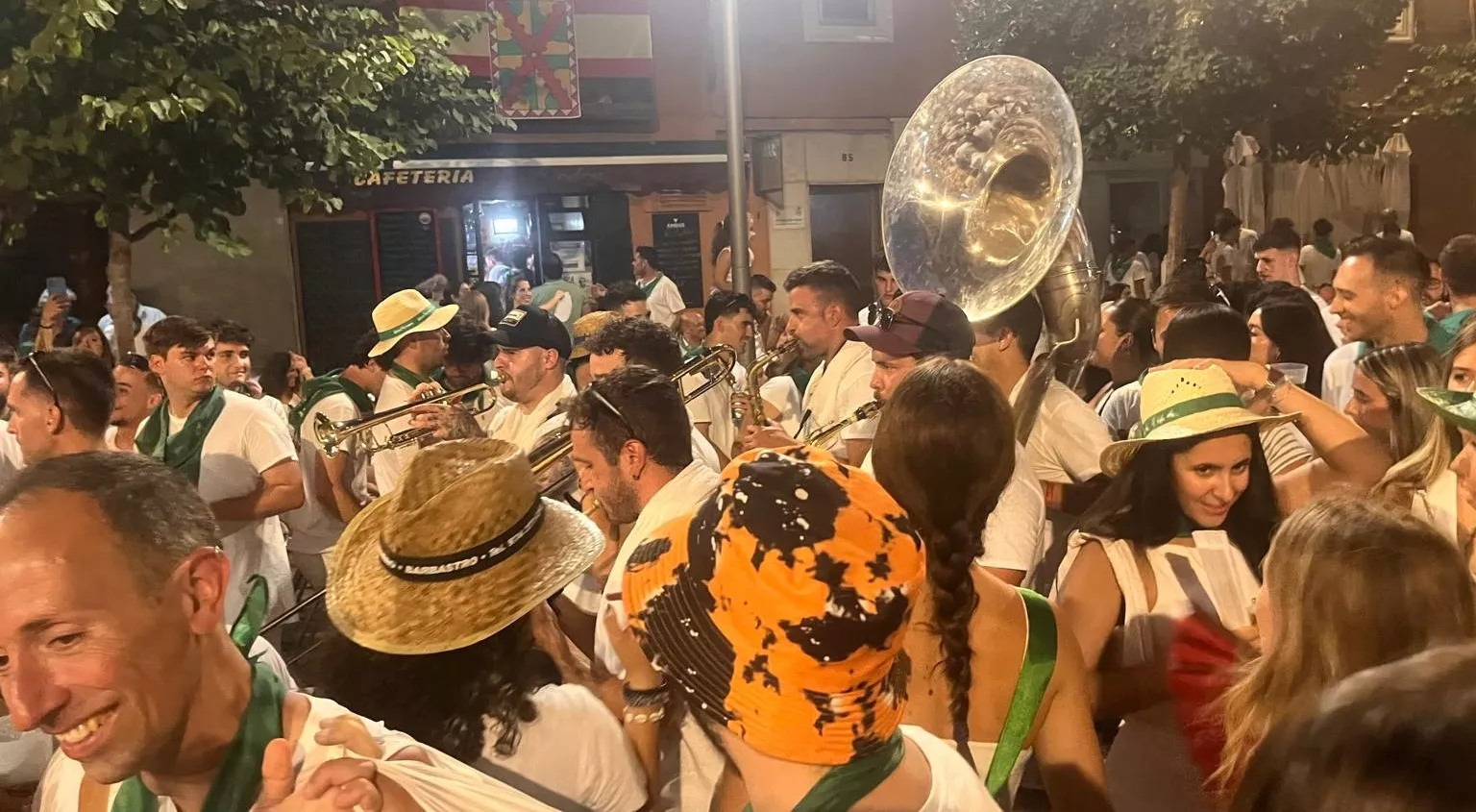 Salida de la plaza de toros con la Banda de Música y las charangas de las Peñas. Foto Mercedes Manterola