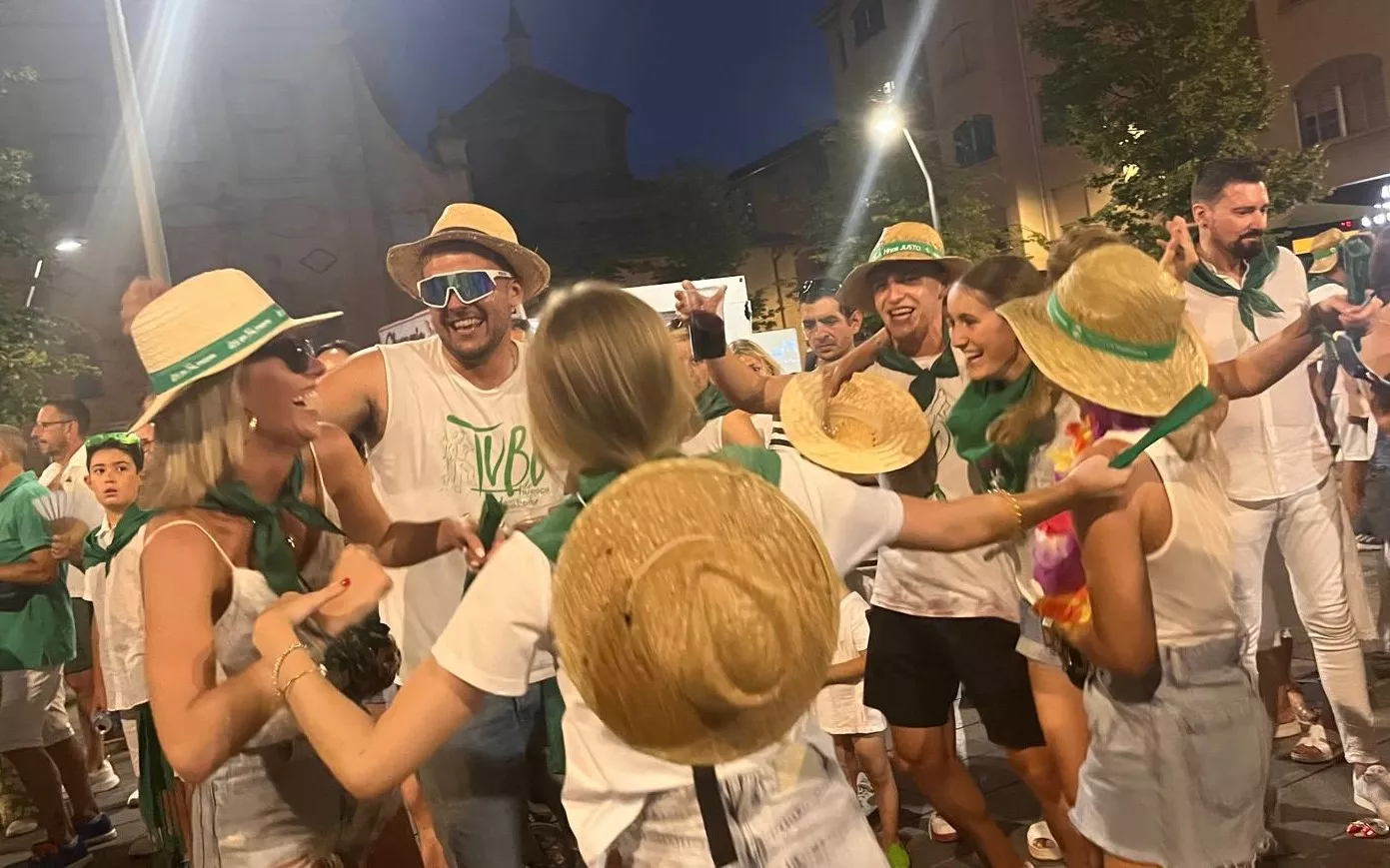 Salida de la plaza de toros con la Banda de Música y las charangas de las Peñas. Foto Mercedes Manterola