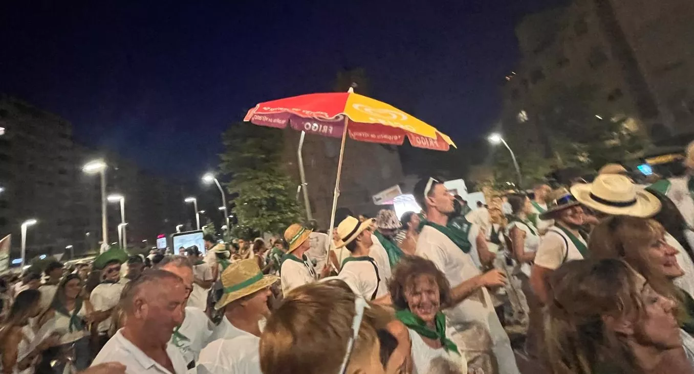 Salida de la plaza de toros con la Banda de Música y las charangas de las Peñas. Foto Mercedes Manterola