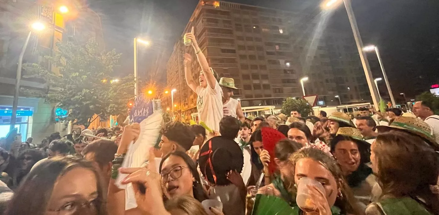 Salida de la plaza de toros con la Banda de Música y las charangas de las Peñas. Foto Mercedes Manterola