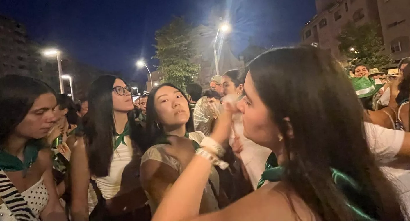 Salida de la plaza de toros con la Banda de Música y las charangas de las Peñas. Foto Mercedes Manterola