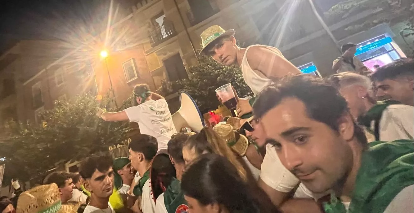 Salida de la plaza de toros con la Banda de Música y las charangas de las Peñas. Foto Mercedes Manterola