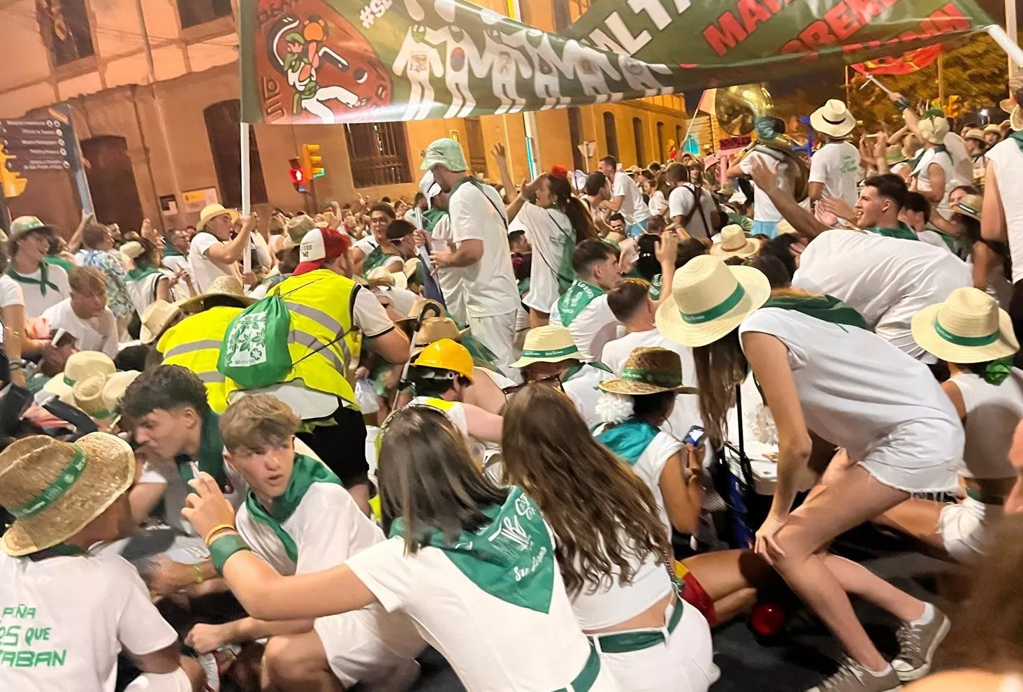 Salida de la plaza de toros con la Banda de Música y las charangas de las Peñas. Foto Mercedes Manterola