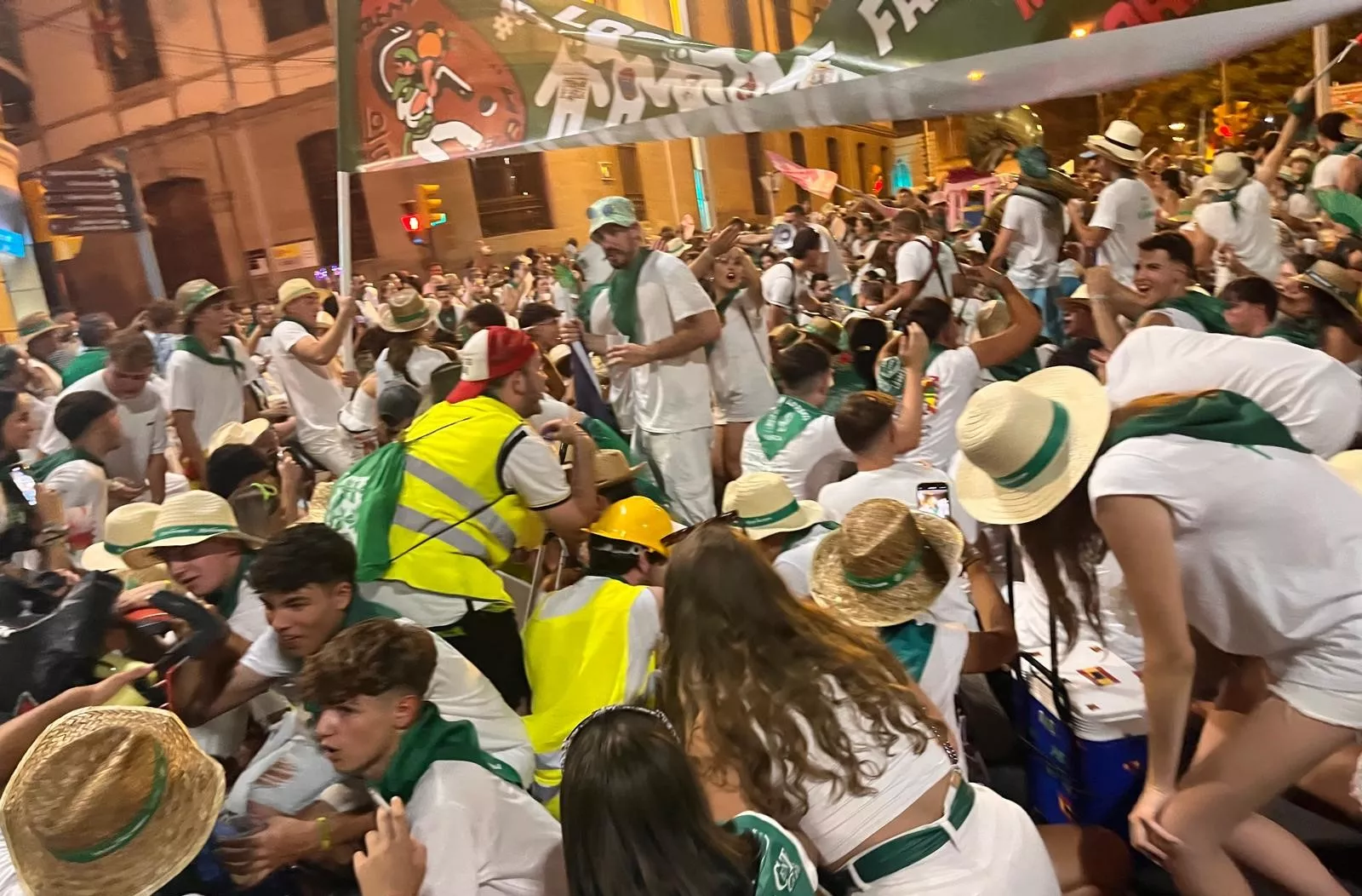 Salida de la plaza de toros con la Banda de Música y las charangas de las Peñas. Foto Mercedes Manterola