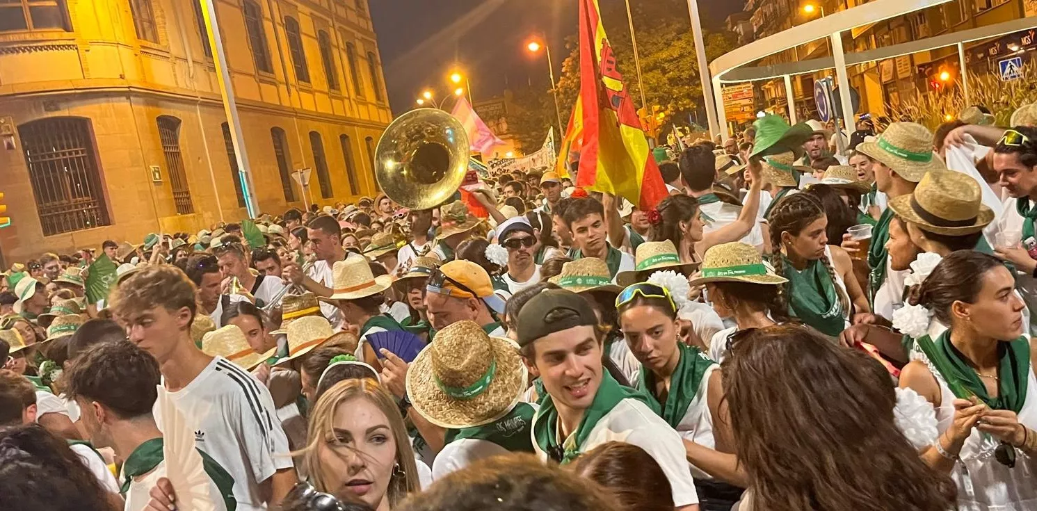 Salida de la plaza de toros con la Banda de Música y las charangas de las Peñas. Foto Mercedes Manterola