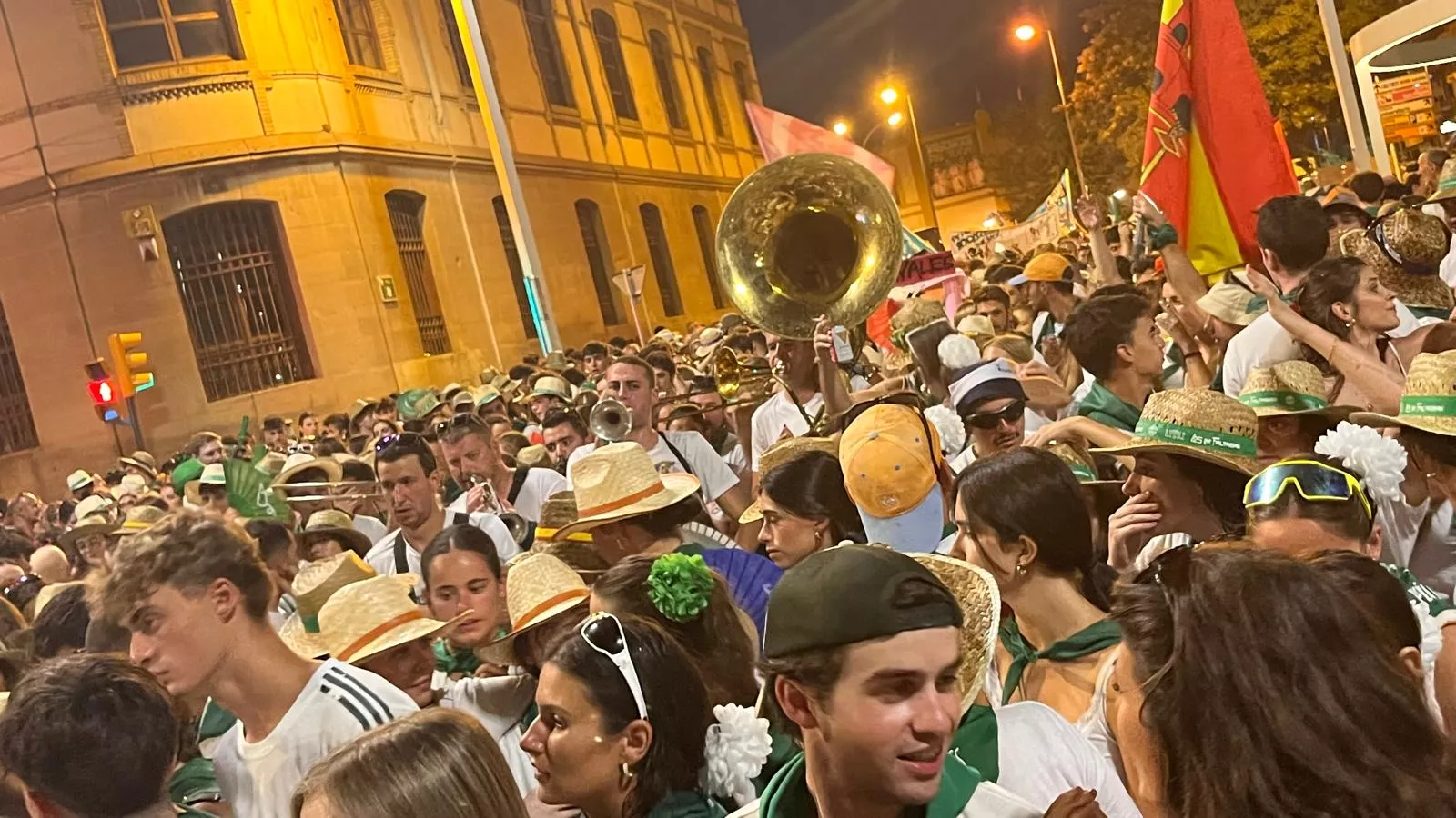 Salida de la plaza de toros con la Banda de Música y las charangas de las Peñas. Foto Mercedes Manterola