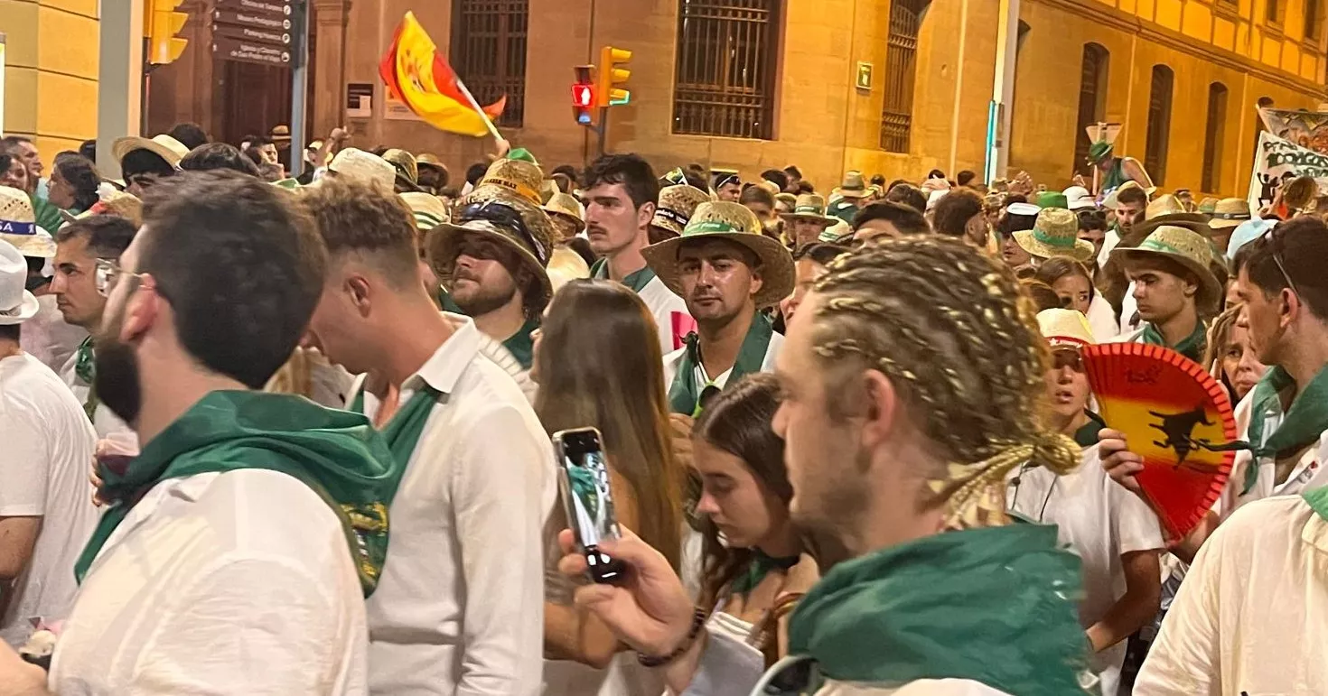 Salida de la plaza de toros con la Banda de Música y las charangas de las Peñas. Foto Mercedes Manterola