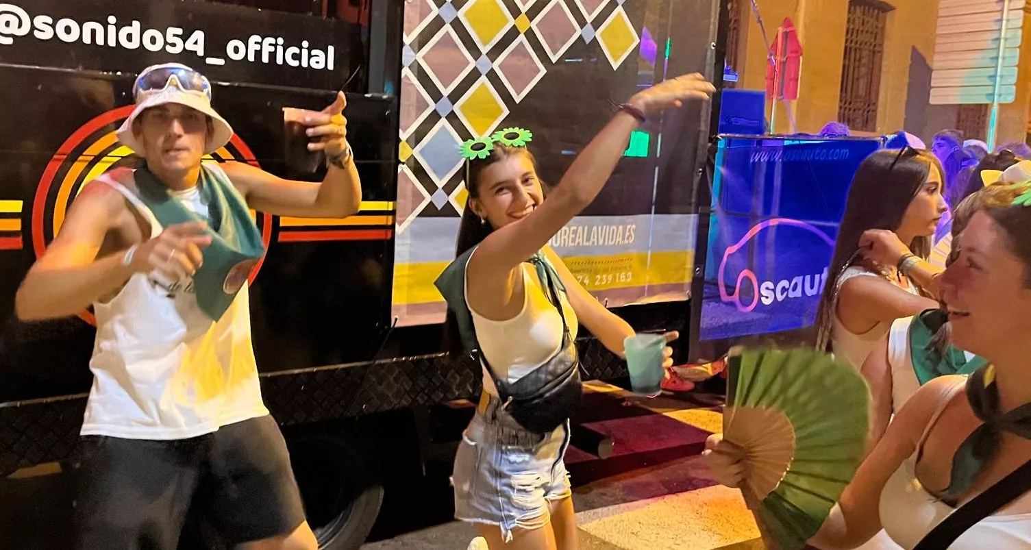 Salida de la plaza de toros con la Banda de Música y las charangas de las Peñas. Foto Mercedes Manterola