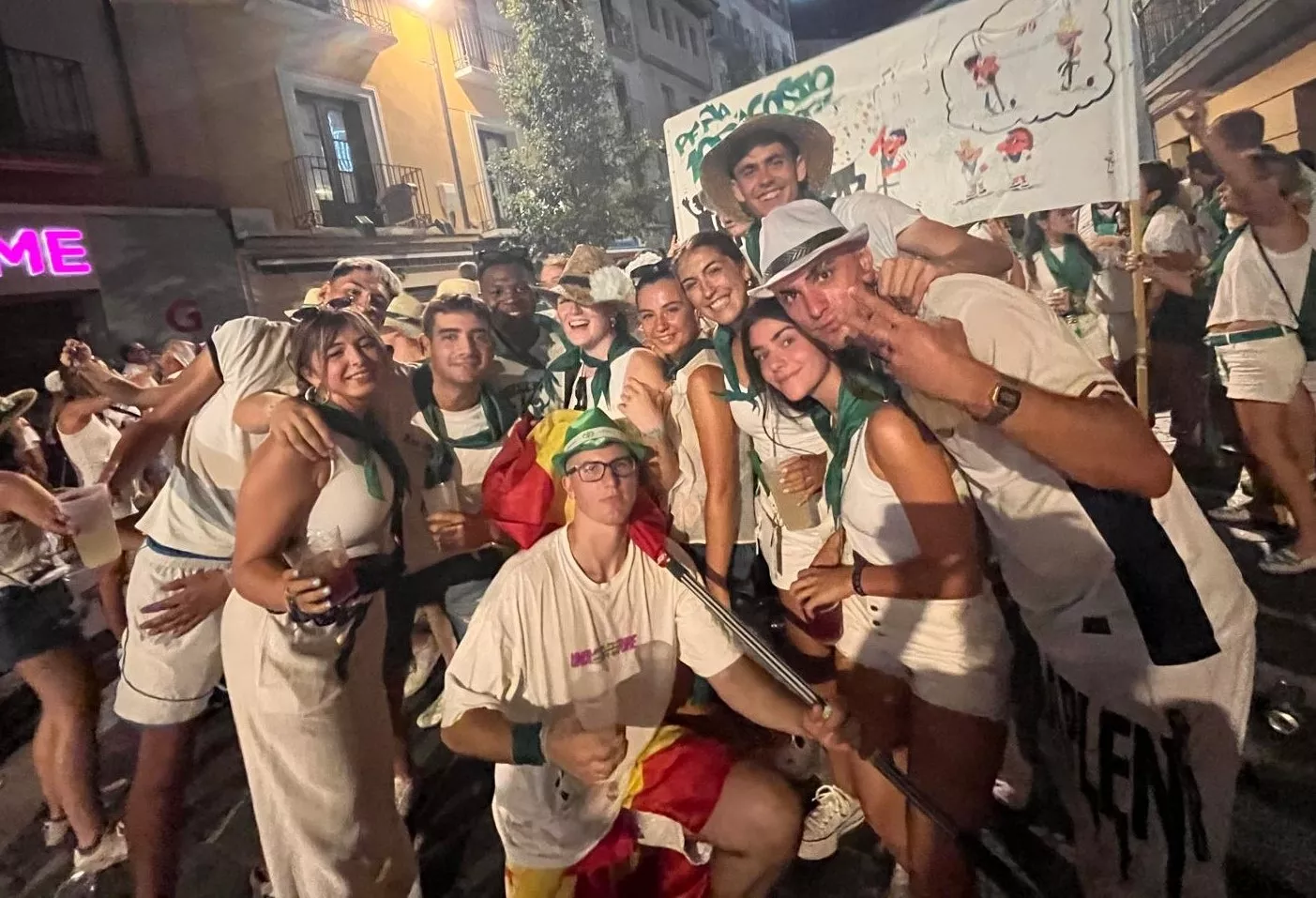 Salida de la plaza de toros con la Banda de Música y las charangas de las Peñas. Foto Mercedes Manterola