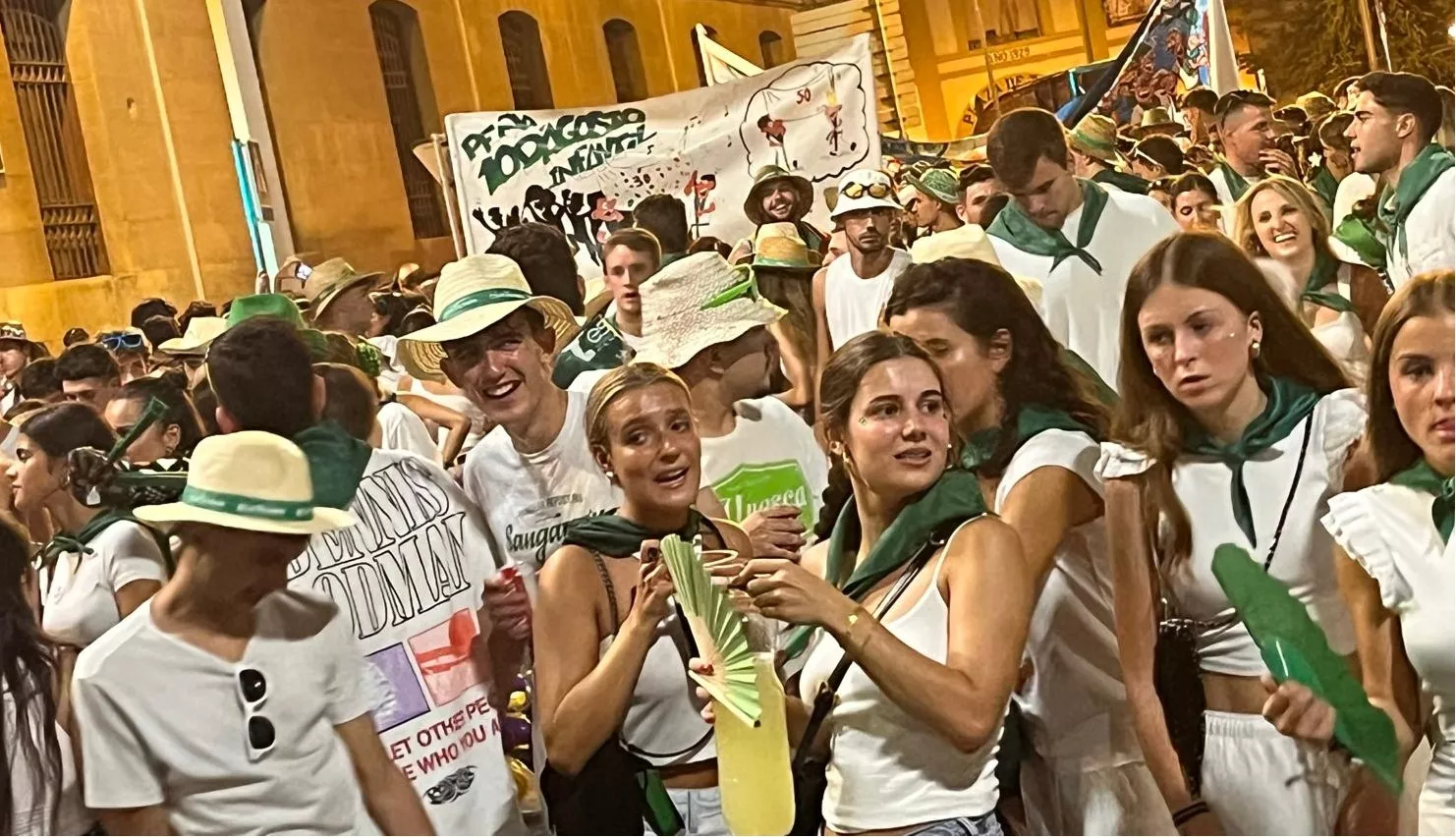 Salida de la plaza de toros con la Banda de Música y las charangas de las Peñas. Foto Mercedes Manterola