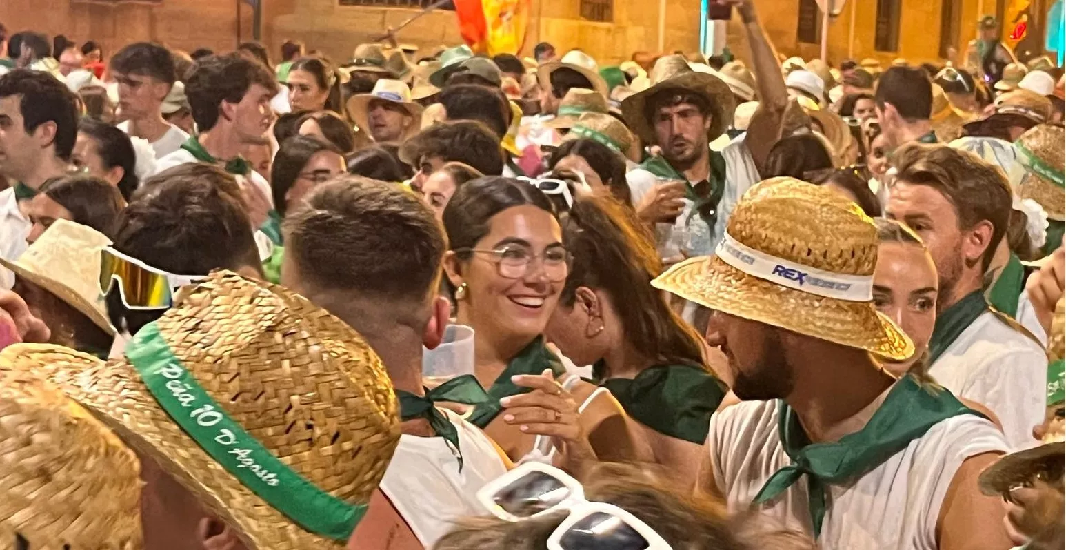 Salida de la plaza de toros con la Banda de Música y las charangas de las Peñas. Foto Mercedes Manterola